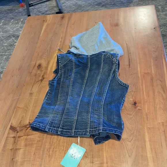 Nwt large Jean vest with sweatshirt material hood and center liner - Picture 7 of 7